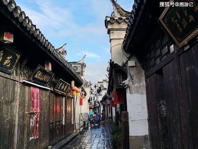 请问这个手机壁纸那个动漫人物呀?-您的在线问答专家